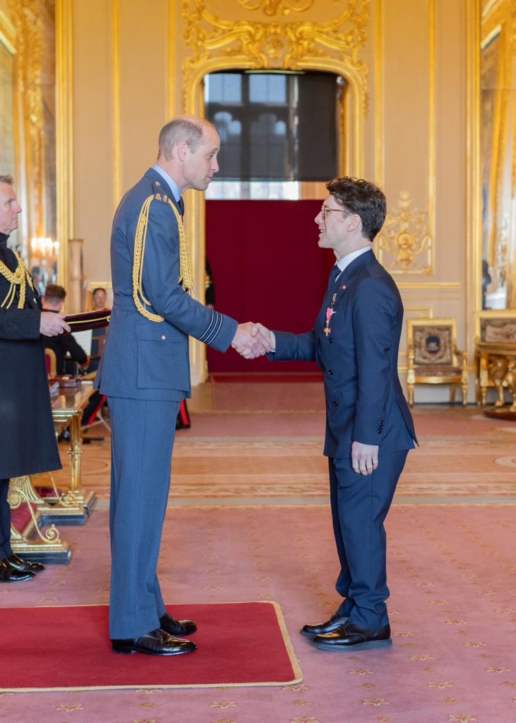 Princi William i dorëzon profesorit shqiptar Andi Hoxhaj titullin e lartë OBE