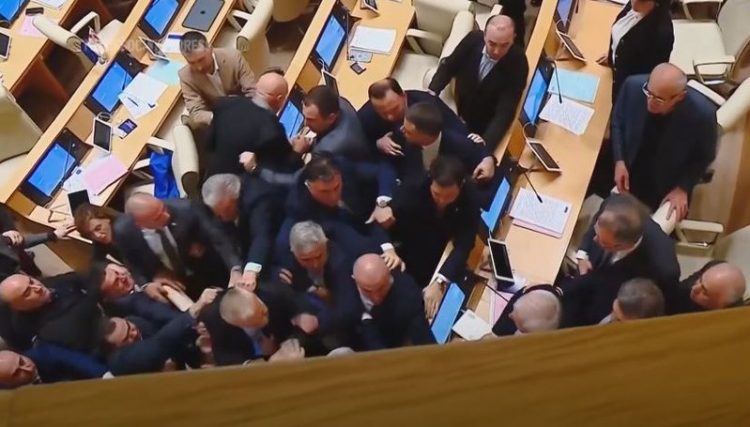 Deputetët përleshen në parlament, Gjeorgjia miraton ligjin për agjentët e huaj