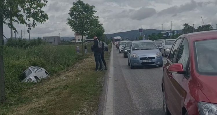 Aksident në aksin Lushnje-Fier, përplasen dy makina, njëra përfundon në kanal 