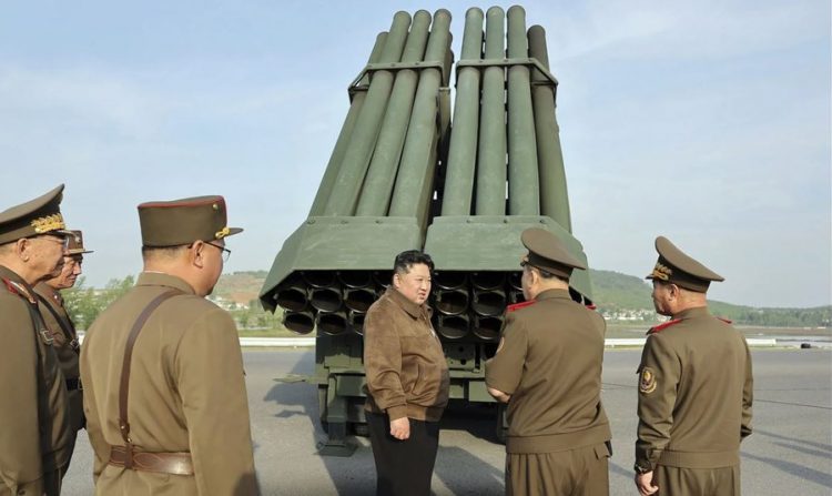 Plane për luftë? Kim Jong Un mbikëqyr testin e fundit të raketës së re të shumëfishtë
