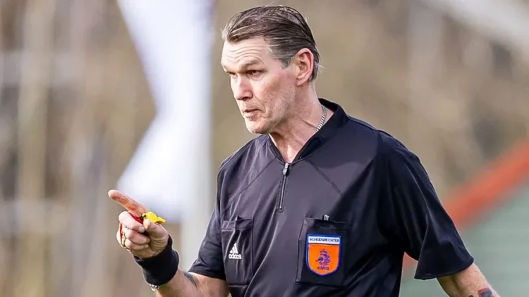Akordoi tre kartonë të kuq për t’i siguruar titullin skuadrës së zemrës, gjyqtari përjashtohet përjetësisht nga futbolli