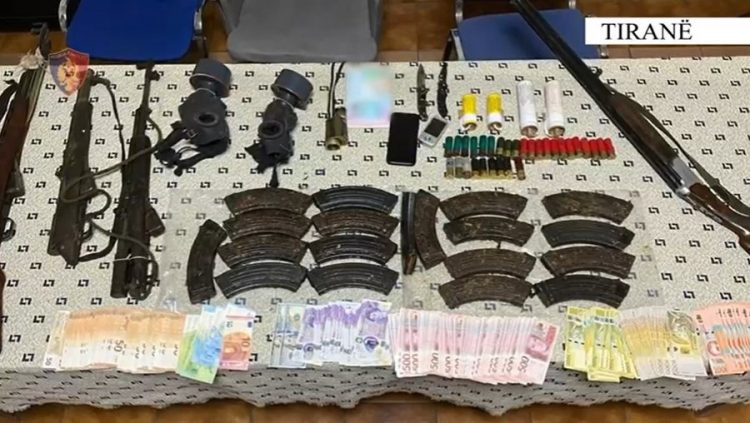Zbulohen parcela me kanabis në Tiranë, kultivuesve u gjenden armë dhe tritol