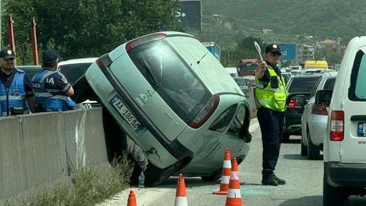 Foto/Aksident në autostradën Tiranë-Durrës, makina përfundon mbi trafikndarëse  