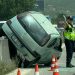 Foto/Aksident në autostradën Tiranë-Durrës, makina përfundon mbi trafikndarëse