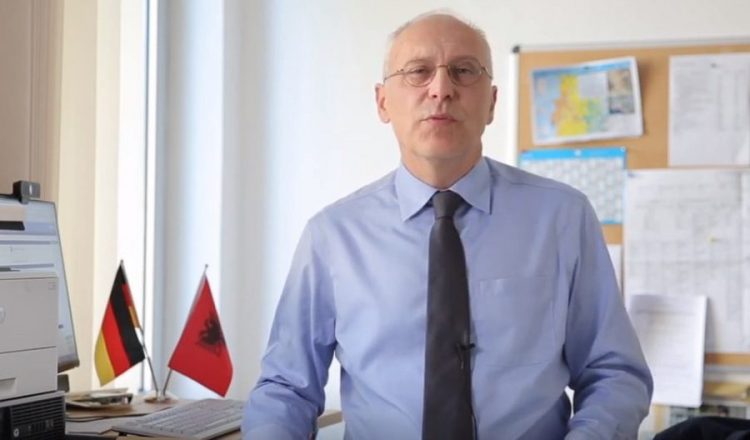 Ndahet nga jeta ish-ambasadori gjerman në Tiranë, Peter Zingraf