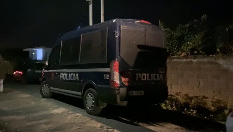 E zuri poshtë porta e shtëpisë, humb jetën 56-vjeçarja në Fier