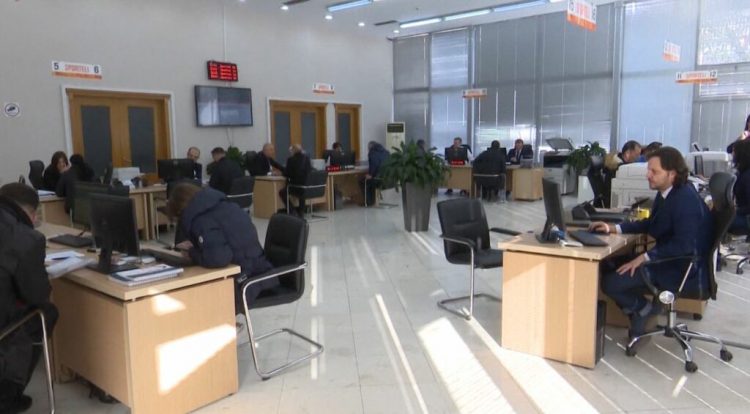 Mbeten bosh 17 % e vendeve të punës si nëpunës civil. Shkak, pezullimet, largimet dhe emigrimi 