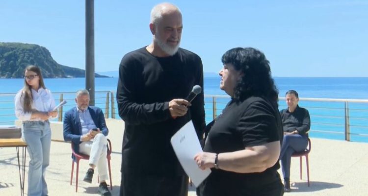 Vajza e Petro Markos merr certifikatën e pronësisë në Himarë: Dhomën e shkrimtarit do e kthej në muze