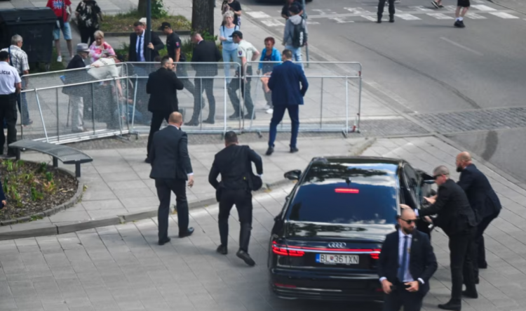 Qëllohet me armë zjarri kryeministri i Sllovakisë, Robert Fico 