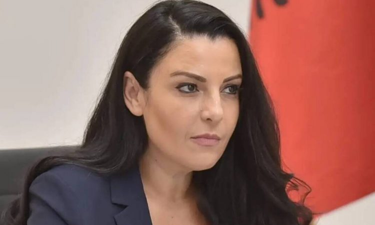 Mediat greke për Belinda Ballukun: Në Greqi punonte si ndihmëse shtëpiake, në Shqipëri nr.2 i Qeverisë! Krahu i djathtë iu arrestua 