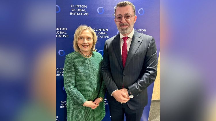 Ish-deputeti Alket Hyseni takohet me Hillary Clinton: I shpreha mirënjohjen për kontributin historik që ka dhënë për Kosovën dhe Shqipërinë