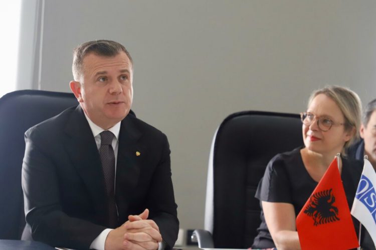 Balla nënshkruan Memorandum Mirëkuptimi me Kreun e Prezencës së OSBE në Tiranë: Armëmbajtja pa leje po goditet çdo ditë