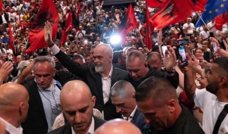 Rama publikon videon nga Athina! Tregon mirëpritjen kuqezi nga shqiptarët e Greqisë