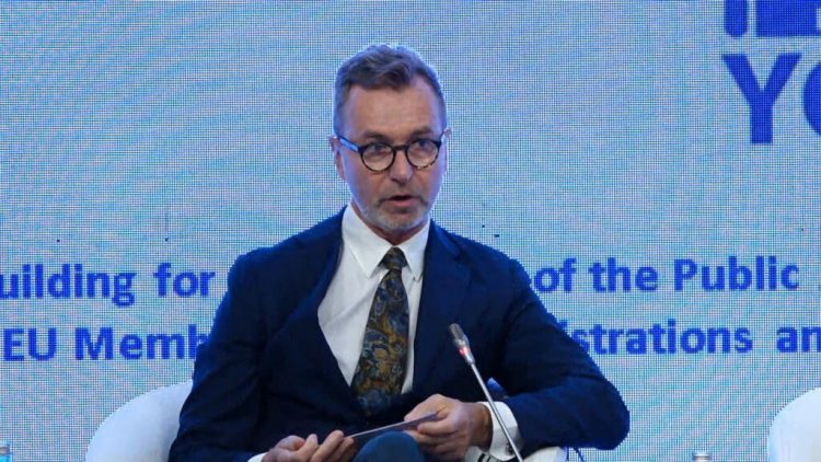 Ambasadori i BE: Administrata publike e pavarur dhe transparente, kyçe për suksesin e Shqipërisë për integrimin