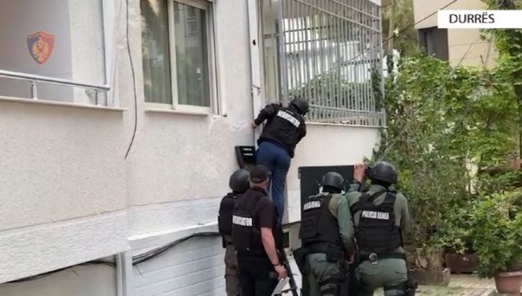 Durrës, 40-vjeçari mbante peng 2 fëmijët e mitur dhe qëllonte me kallashnikov