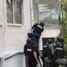 Durrës, 40-vjeçari mbante peng 2 fëmijët e mitur dhe qëllonte me kallashnikov