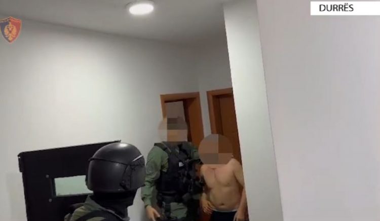 Gjysmë i zhveshur dhe me cigare në dorë, momenti kur 40-vjeçari në Durrës neutralizohet nga policia