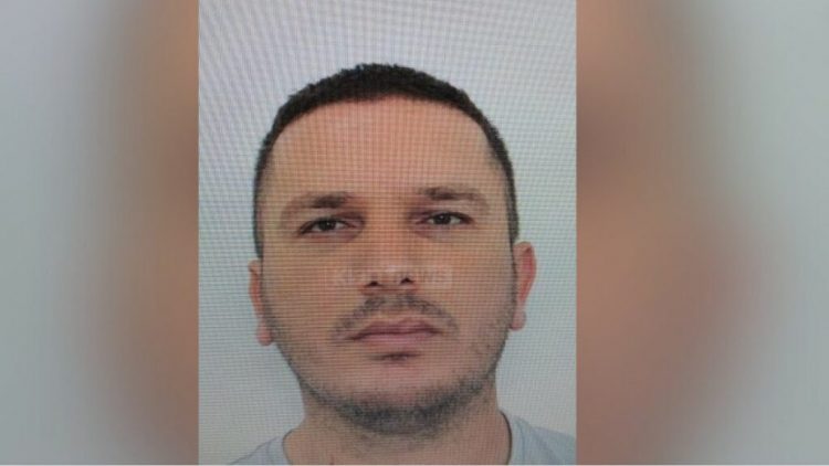 FOTO/ Ja kush është 40-vjeçari që mbante peng fëmijët dhe qëllonte me kallashnikov