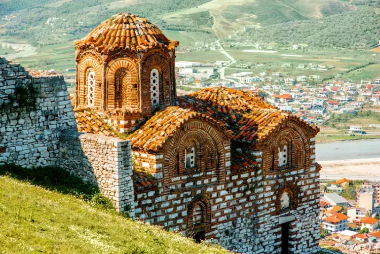 “CN Traveller”: Tirana dhe Berati, qytetet me çmimet më të lira për pushime