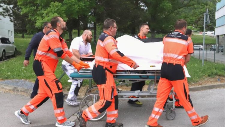 “Një plumb në stomak dhe një në kyç”/ Atentati me armë, kryeministri sllovak jashtë rrezikut për jetën