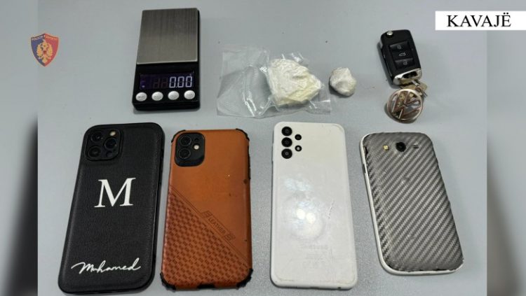 Kavajë/ Shisnin kokainë në berberhane, arrestohen 2 persona