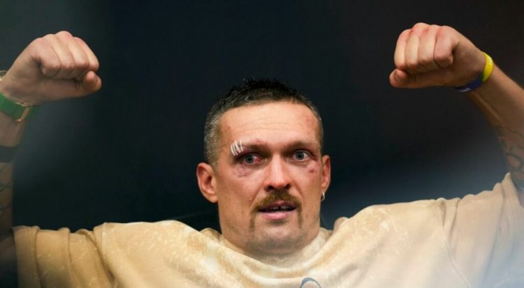 Usyk shpallet kampion botëror i peshave të rënda në boks