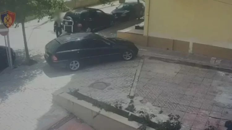 Vodhi një shumë parash dhe një çantë në një makinë të parkuar, arrestohet 36-vjeçari në Vlorë