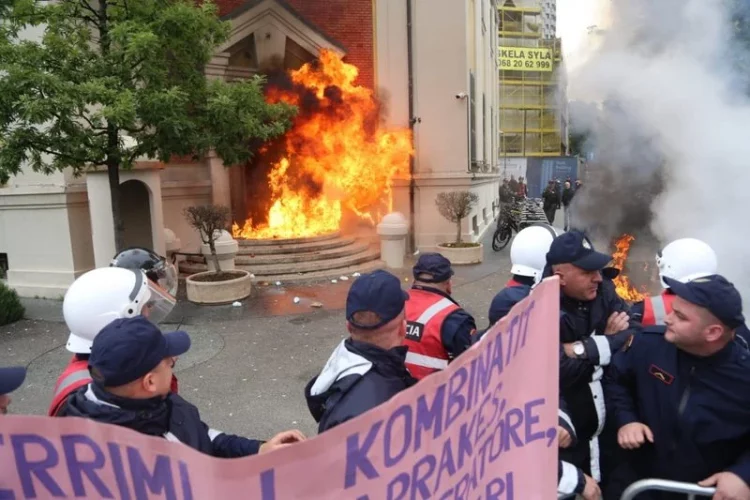 Sërish protestë para Bashkisë, ja akset rrugore që do të bllokohen nesër në Tiranë