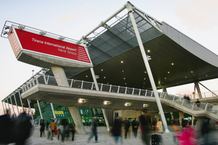 Afgani pret damarët, avioni ulje të detyruar në Tiranë