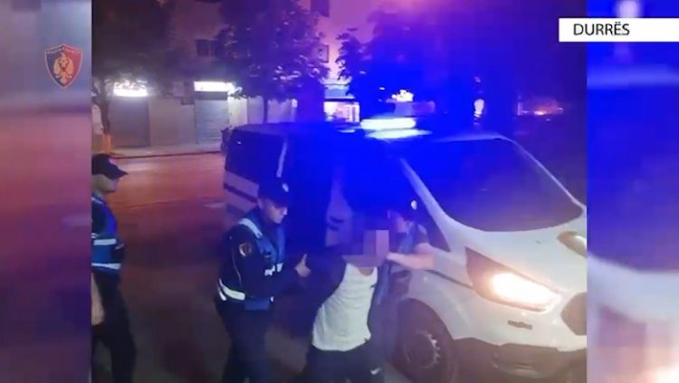 Tentoi të vjedhë 2 makina, arrestohet 50-vjeçari në Durrës