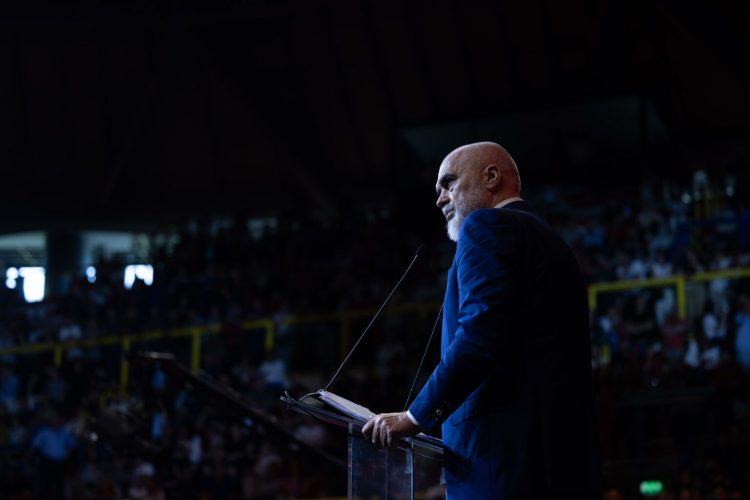 Takimi me shqiptarët në Milano/ Rama: Ne jemi ata të maleve mbi anije…