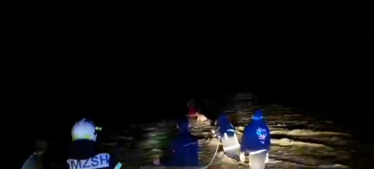 Tentuan të kalojnë lumin Osum me automjet, punonjësit e zjarrfikëses shpëtojnë dy persona në Poliçan