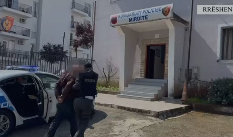 Mbante kallashnikov në shtëpi, arrestohet 62-vjeçari në Rrëshen