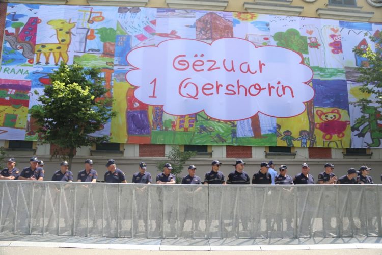 Opozita në protestë/ Policët në radhë pas gardhit metalik, bashkia zbukurohet për 1 Qershorin