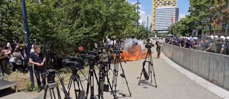 VIDEO/ Protesta para Bashkisë së Tiranës, mbështetësit e opozitës hedhin molotov mes qytetarëve e gazetarëve