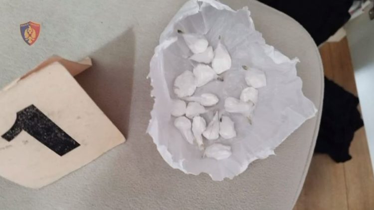 Iu gjet në banesë kokainë në doza gati për shitje, arrestohet 40-vjeçari në Tiranë
