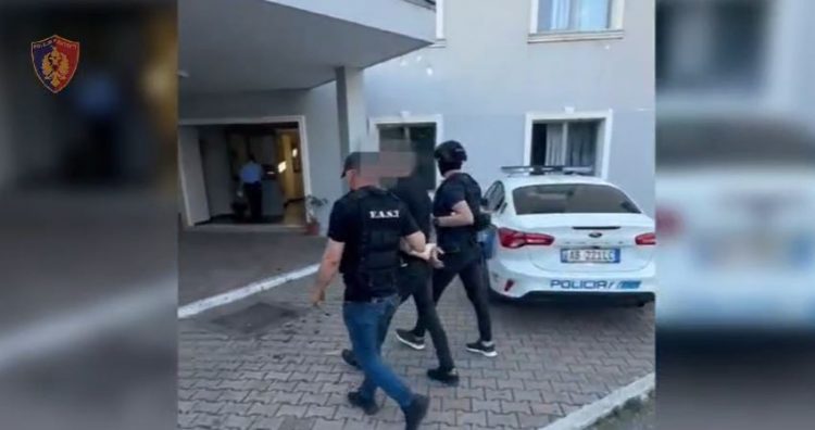 Përndoqi ish të dashurën dhe i dogji makinën/ Arrestohet 30-vjeçari i kërkuar nga Italia