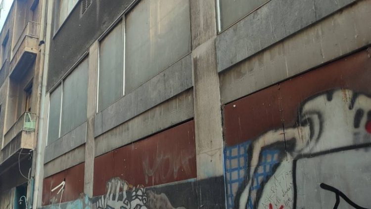 Shqiptarja në Greqi dhunohet dhe plagoset me thikë nga një 27-vjeçar, e mbylli në një ndërtesë të braktisur