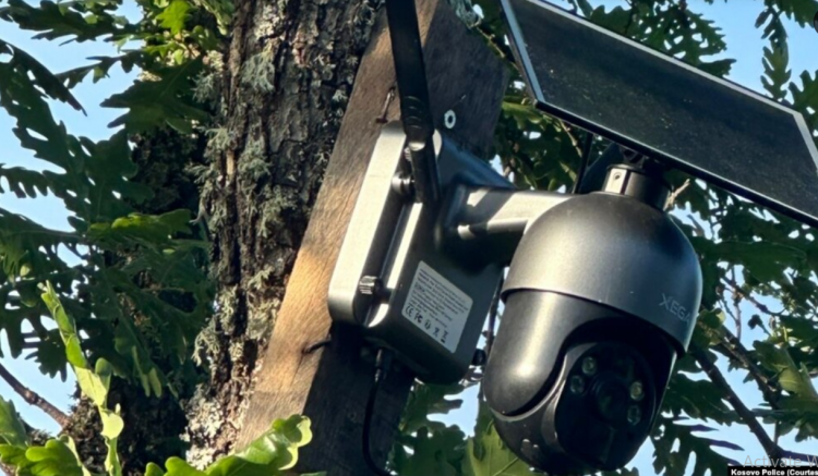 Policia e Kosovës gjen kamera në një rrugë, në kufirin lindor me Serbinë 