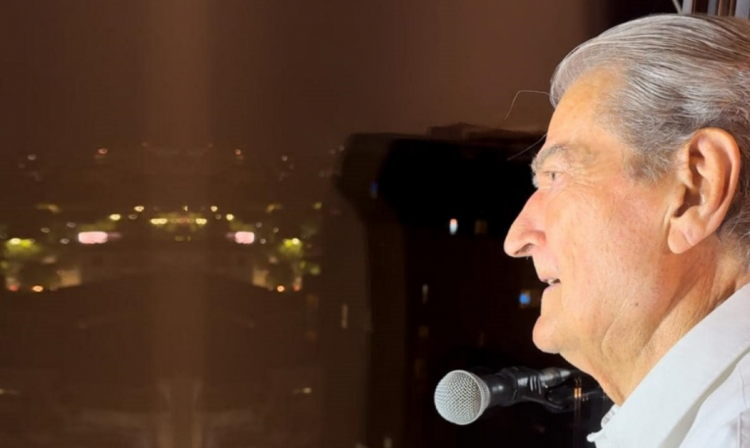 Nga zero probleme me fqinjët, në Luftë të Ftohtë si Enveri! Një miting donkishotesk në Athinë