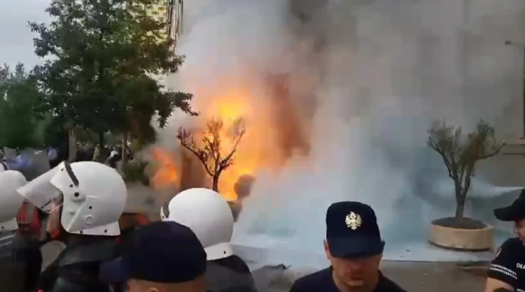 Tensione në tubimin para Bashkisë Tiranë, protestuesit hedhin bomba molotov 