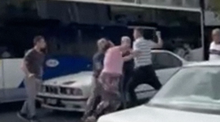 Athinë/ 43-vjeçari shqiptar dhe gruaja e tij dhunohen nga tre burra në mes të rrugës