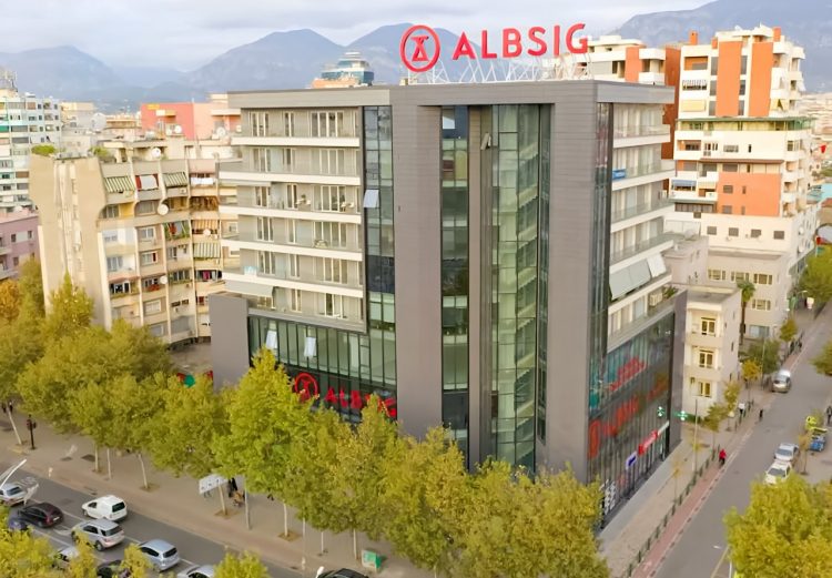 Kompania e sigurimeve Albsig dëmshpërblen 1.5 milion euro në kohë rekord qendrën tregtare në Lushnje