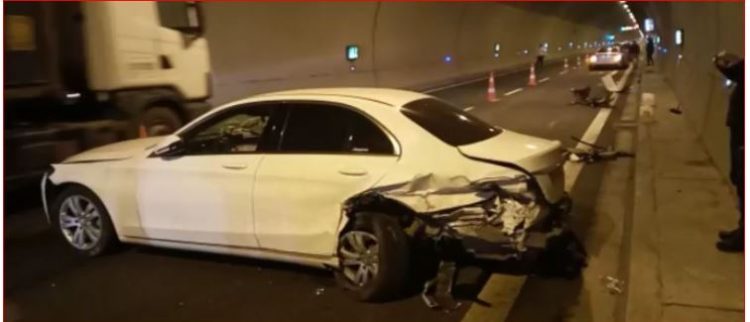 Përplasen dy makina në tunelin e Kalimashit, dy persona të lënduar