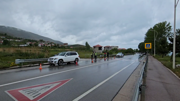 Makina përplas këmbësoren në Pogradec, pak metra më larg aksidentohen 2 mjete të tjera 