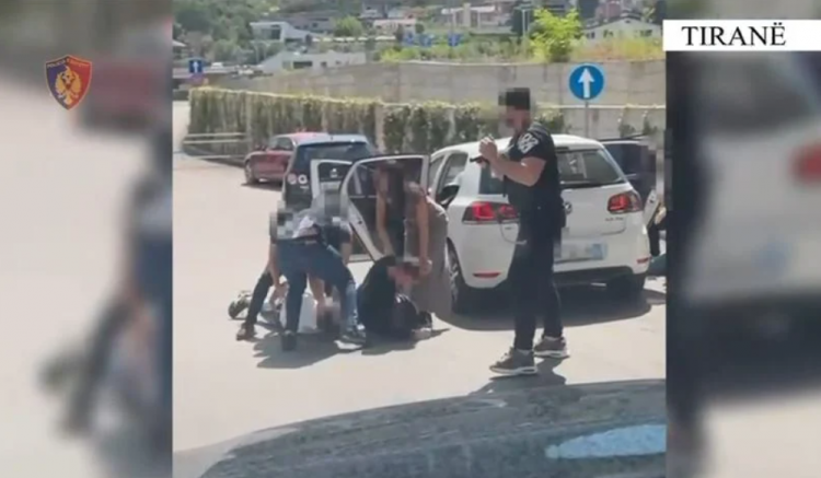 Trafik armësh nga Kosova në Shqipëri/Do të shiteshin për 1500 deri 3000 €, armët i fusnin në autobus dhe i ndiqnin me… 