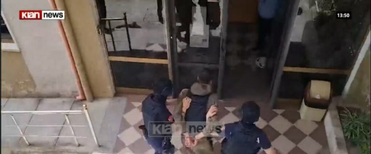Foto/Me antiplumb dhe i shoqëruar me forca të shumta policie, Azgan Mërnica mbërrin në gjykatë