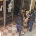 Foto/Me antiplumb dhe i shoqëruar me forca të shumta policie, Azgan Mërnica mbërrin në gjykatë 