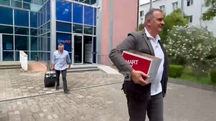 Foto/Një valixhe dhe një karton në krah, Beqaj del nga SPAK me të gjithë dosjen e “Sterilizimit”