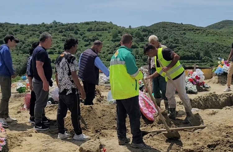 U mbyt bashkë me fëmijët, Alma Arrazi përcillet në banesën e fundit vetëm nga disa familjarë 